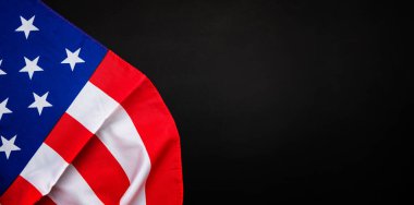 Anma Günü için siyah zemin üzerinde Amerikan bayrağı, 4 Temmuz, İşçi Bayramı