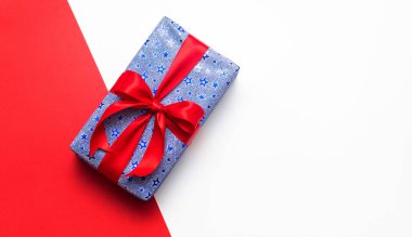 4 Temmuz Amerika Mutlu Bağımsızlık Günü kartı. Kırmızı ve beyaz arka planda hediye kutuları, düz konum, üst görünüm, kopyalama alanı, pankart.