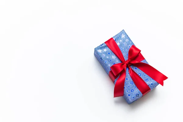 Синя Подарункова Коробка Червоними Стрічками Ізольовані Білому Тлі — стокове фото