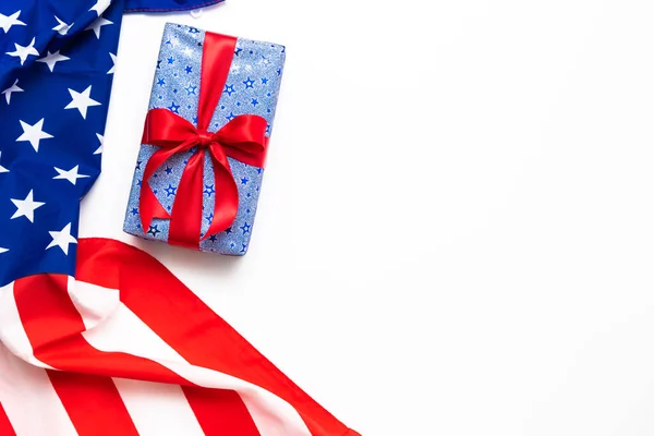 4 Temmuz Amerikan Mutlu Bağımsızlık Günü kartı. Beyaz arka planda Amerikan bayrağı olan hediye kutuları. Düz konum, üst manzara, kopyalama alanı, pankart.