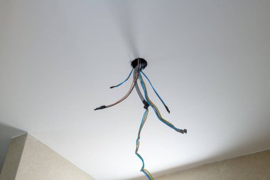 Evin tadilatı sırasında açığa çıkan elektrik kablolarının ayrıntıları. Tavandaki kaotik yapı süreci ev iyileştirme çalışmalarının karmaşıklığını ve beklentisini gösteriyor