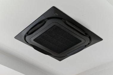 Klima kontrol sistemi için siyah tavan kliması. Modern havalandırma cihazları odada serin ve rahat bir atmosfer sağlıyor. İç mimari için HVAC teknolojisi