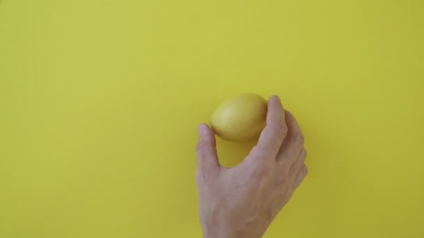 妇女购买新鲜的黄色柠檬 并支付购买卡 — 图库视频影像