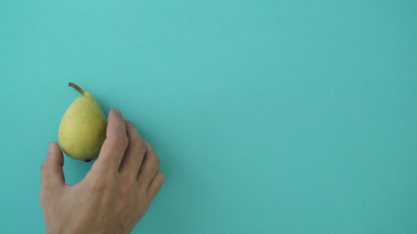 Vendedor Pone Una Pera Limón Kiwi Mujer Paga Por Estas — Vídeo de stock