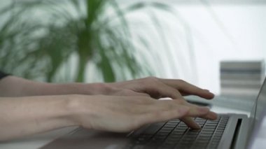 Kadın e-posta yazar