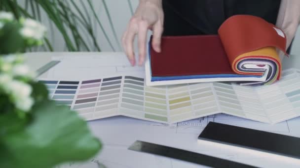 Дизайнер Выбирает Образцы Ткани Внутренней Краски — стоковое видео