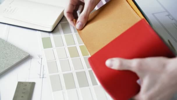 Designer Väljer Färg Textiler För Att Matcha Färgen Väggarna — Stockvideo