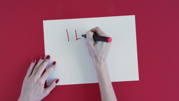 Kadın Kartpostalda Kelimeleri Yazdı Seni Seviyorum — Stok video