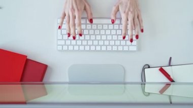 Beyaz ofis klavyede yazarak kadın