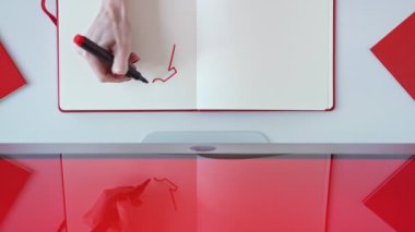 Kadın kırmızı işaretleyicisinde elbiseler farklı türde çizimler yapar