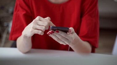 Kadın telefonda medya içeriği izlemek için