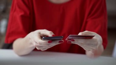 Kadın kredi kartı bilgileri telefon içine girer.