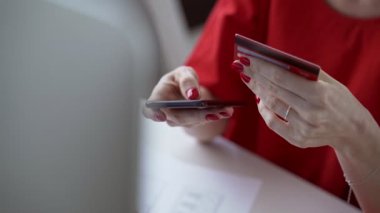 Kadın telefonu kullanarak bir banka kartından para transferleri