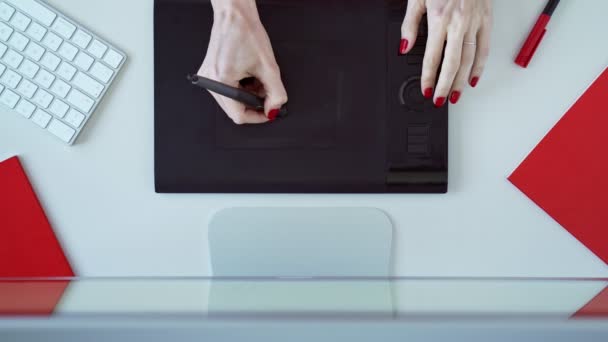 妇女画图形平板电脑 — 图库视频影像