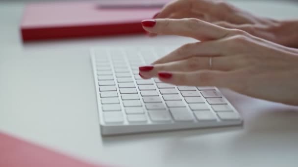 Mujer Escribiendo Teclado — Vídeos de Stock