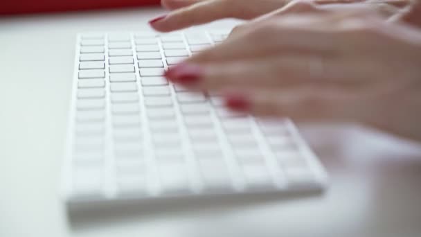 Vrouw Met Rode Nagels Wordt Tekst Afgedrukt Computer — Stockvideo