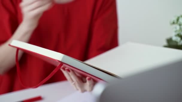 红色钉子翻转通过红色笔记本的妇女 — 图库视频影像