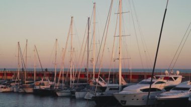 Marina pembe günbatımı sırasında