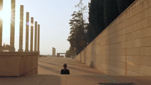 Tiempo para el entrenamiento a campo traviesa. La chica corre en un día soleado. la chica se dedica a los deportes en el aire fresco.La chica corre en la carretera con buen tiempo. Mujer joven corriendo en el parque de la ciudad — Vídeos de Stock