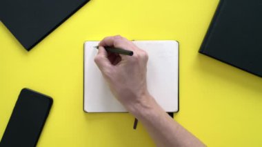 Ofisteki kız bir not defterine görevleri yazıyor ve yemek resimleri çiziyor. Kız planlarını defterine yazıyor. Bir kadın defterine farklı yemek resimleri çizer..