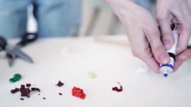 Sanatçı paletüzerinde farklı boya sıkmak