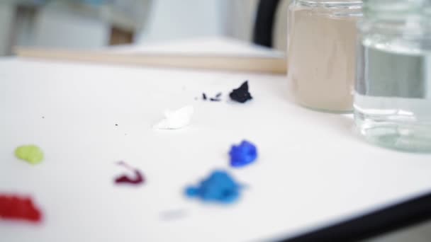 O artista dissolve a tinta com água . — Vídeo de Stock