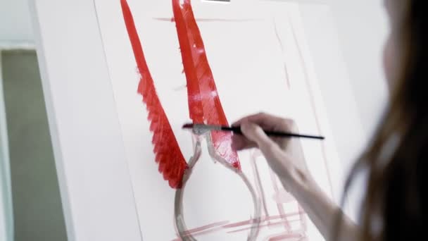 L'artiste dessine sur toile. Les lignes rouges dessinées sur la toile blanche forment les formes de la bouteille de plaque. L'artiste peint une nature morte et peint le fond en rouge. L'artiste peint un universitaire — Video