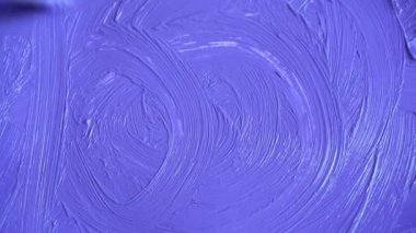 Sanatçı çivit boya kalın bir tabaka uygular. Akrilik boyama. Renk deseni. Sanatçı bir fırça ile tuval üzerinde akrilik yoğun bir tabaka smears. Akrilik doku. Tuval üzerine vuruşlar.