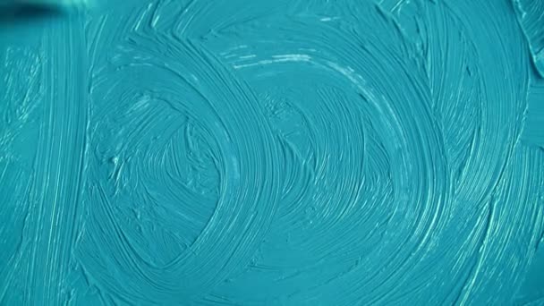 El artista aplica una gruesa capa de pintura azul. Pintura acrílica. Patrón de color. El artista unta una densa capa de acrílico sobre el lienzo con un pincel. Textura acrílica. Trazos sobre lienzo . — Vídeos de Stock