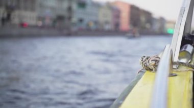 Nehirden geçen sarı bir tekneye yaklaşıyoruz. Su köpüğü ve dalgalar, hız, yaz macerası rüzgarı. Saint Petersburg 'da nehir ve kanallar geziyor. Seyahat ve tatil, yat, tekne gezisi..