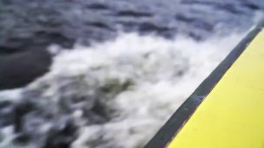 Nehirden geçen sarı bir tekneye yaklaşıyoruz. Su köpüğü ve dalgalar, hız, yaz macerası rüzgarı. Saint Petersburg 'da nehir ve kanallar geziyor. Seyahat ve tatil, yat, tekne gezisi..