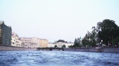 Saint Petersburg, Leningradskaya Oblastı / Rusya - 22.08.2019: Saint Petersburg, Rusya 'nın nehir ve kanallarına tekne gezisi. Küçük dalgalar, parklar, saraylar.