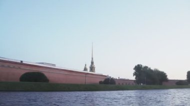 Saint Petersburg, Leningradskaya Oblastı / Rusya - 22.08.2019: Saint Petersburg, Rusya 'nın nehir ve kanallarına tekne gezisi. Küçük dalgalar, parklar, saraylar.