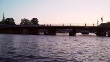 Saint Petersburg, Leningradskaya Oblastı / Rusya - 22.08.2019: Saint Petersburg, Rusya 'nın nehir ve kanallarına tekne gezisi. Küçük dalgalar, parklar, saraylar.