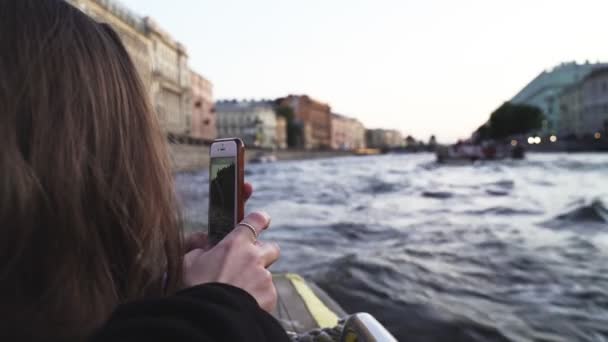Giovane Bella Ragazza Foto Con Telefono Durante Boattrip San Pietroburgo — Video Stock