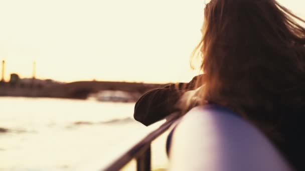 Joven Chica Hermosa Que Enfría Barco Durante Viaje Barco San — Vídeos de Stock