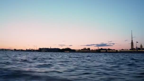 サンクトペテルブルク Leningradskaya州 ロシア 2019 サンクトペテルブルク ロシアの河川やチャンネルへのボートの水の旅 小さな波 — ストック動画