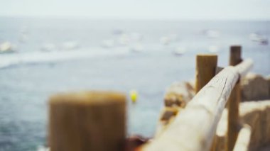 Küçük bir Akdeniz kasabasında güzel bir gezinti manzarası. Köy, göz kamaştırıcı zümrüt körfezinin kıyısında. Deniz kenarında güneşli bir yaz günü. Sahilde tatiller. Resimli tekne parkı...