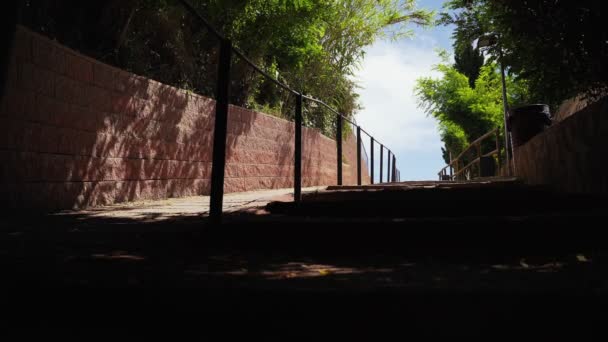 Bela vista do céu de uma rua estreita em uma pequena cidade mediterrânea. Dia de verão ensolarado junto ao mar. Férias na costa. Rua pitoresca . — Vídeo de Stock