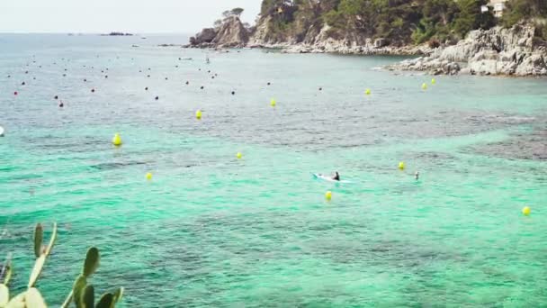 Pemandangan atas laut transparan yang indah. Parkir perahu di teluk pirus. Kapal kecil bergoyang pada gelombang zamrud. Hari musim panas yang cerah. Perahu dan kano di laut. Liburan di pantai. Kegiatan laut. — Stok Video