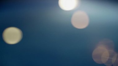 Suyun yüzeyindeki soyut yansımalar. Havuzdaki fenerlerin yansımaları. Karanlıkta renkli parlak noktalar. Suyun yüzeyindeki ışık dalgaları ışığı yansıtır. Güzel bokeh ışığı