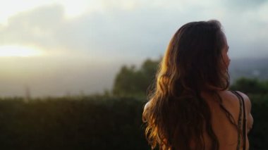 Güzel bir yaz akşamı. Yeşil elbiseli kız terasta oturur ve dağlarda güzel bir gün batımını seyreder. Yaz soğuğu. Bulutların arasındaki altın ışık. Romantik bir akşam. Genç kadın..