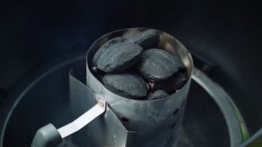 Bahçede arkadaşlarıyla barbekü yapıyor. Evde sigara içen birinin kömürüne yakın çekim. Barbekü için daha hafif kömür. Portatif barbeküde buharlı kömür..