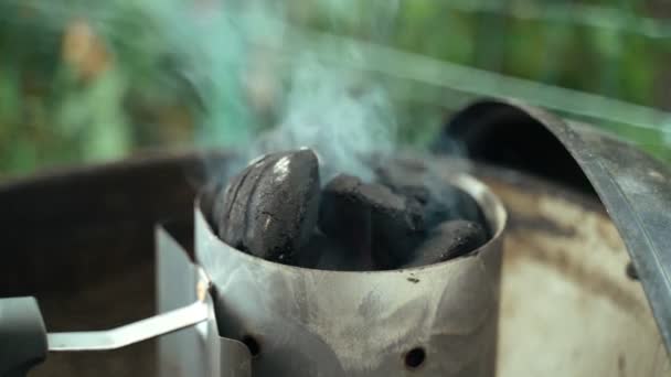 Bahçede arkadaşlarıyla barbekü yapıyor. Evde sigara içen birinin kömürüne yakın çekim. Barbekü için daha hafif kömür. Portatif barbeküde buharlı kömür.. — Stok video