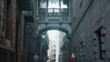 Bu güzel şehirde yürüyen insanlar. Yaşlı adam ve kadın bir ortaçağ kasabasının taştan sokaklarında yürüyorlar. Taş gotik katedral.