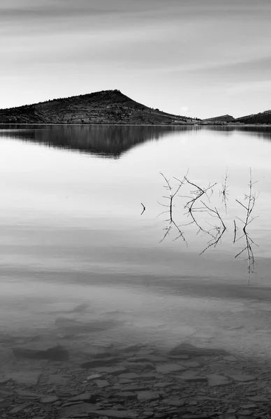 Спокойное Озеро Против Холмов — стоковое фото