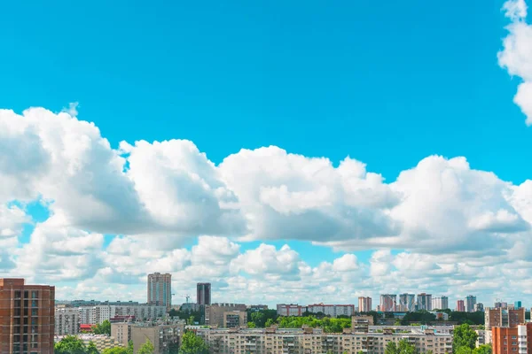 Bulutlu gündüz şehir manzarası.