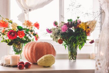 Balkabakları, elmalar, çiçekler ve mumlarla dolu bir hayat. Sonbahar arkaplanı.