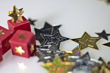 Noel ile kırmızı ve beyaz mavi parlak yıldızlı tema arka plan. Hediyeler, süslemeleri ve tinsel. Lütfen bkz: benim geniş Aralık Noel görüntüleri.