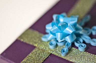 Noel ile kırmızı ve beyaz mavi parlak yıldızlı tema arka plan. Hediyeler, süslemeleri ve tinsel. Lütfen bkz: benim geniş Aralık Noel görüntüleri.